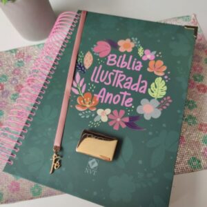 BÍBLIA SAGRADA ANOTE ILUSTRADA / NVT / CAPA CORES E FLORES