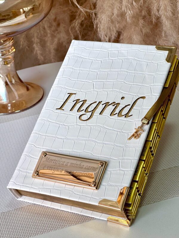 KIT BÍBLIA MÉDIA COM NOME PERSONALIZADO+PLACA GRANDE+ABAS ADESIVAS APLICADAS - COURINO CROCO BRANCO