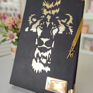 BÍBLIA LEÃO EM CRUZ NO COURINO