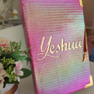 BÍBLIA YESHUA- COURO SINTÉTICO PINK HOLOGRÁFICO