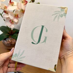 BÍBLIA FOLHAS DE OLIVEIRAS COM INICIAIS- LINHO