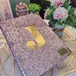 BÍBLIA COM LETRA INICIAL GLITER